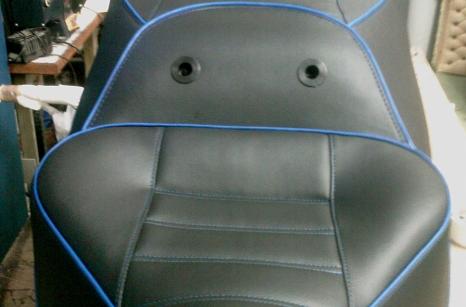 Suzuki Burgman motorülés kék díszvarrással