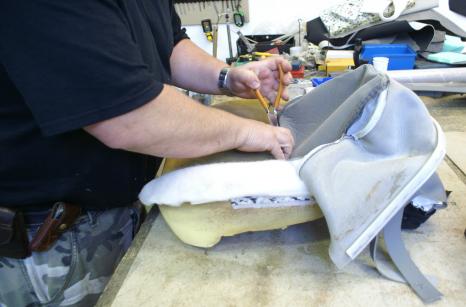 Javított üléskárpit visszahelyezése